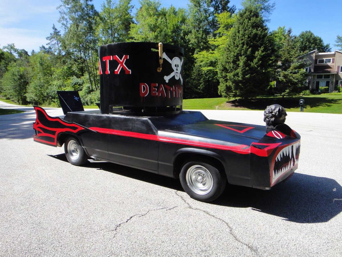 SwengATX's tweet image. So, I was waiting for my tribe to arrive at the BBQ joint today, and here comes @MrTexasRed in his "other" car. It bothered me all day, because I KNEW that I'd seen it before.
I just figured it out.
IYKYK 😂