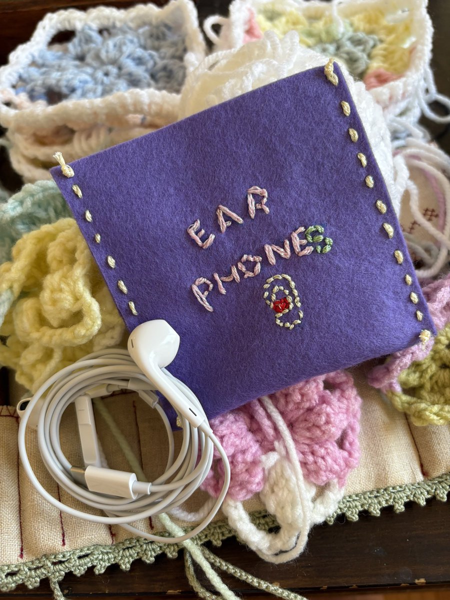 Couturina55's tweet photo. 久しぶりにちくちくしてる。
耳を刺繍したら娘に気持ち悪いと言われてしまった。。 https://t.co/Qz2ElZakVm