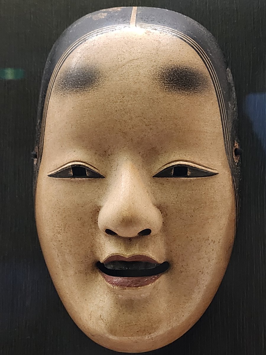 junkwak0512's tweet image. A Noh Mask (能面), Manbi (万媚), displayed at Tokyo National Museum. Different from Kabuki (歌舞伎) that took an entertaining form aimed at the common people, Noh held spiritual and pedagogical contents appealing to ruling elites. This mask shows Noh&apos;s key attributes of modesty.