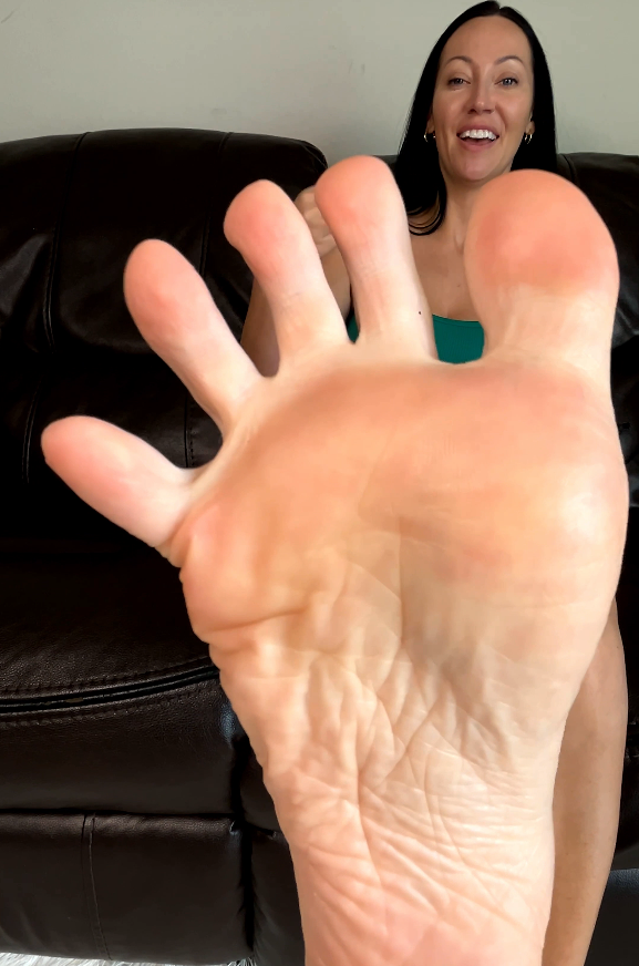 itscarmencoxx's tweet photo. Like my toe spreads? https://t.co/LYc5Lxf3Bi