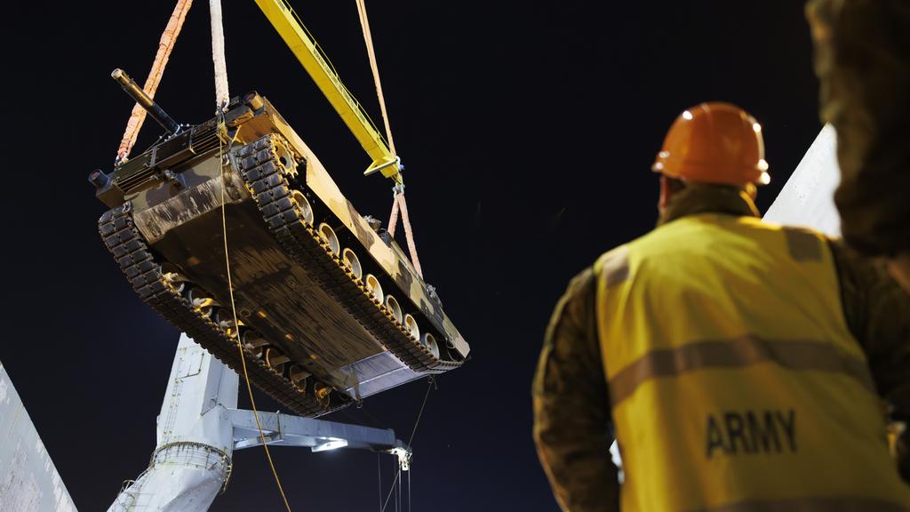 Trotes936897's tweet image. Australian M1A1 AIM being loaded onto ship for shipment to Ukraine