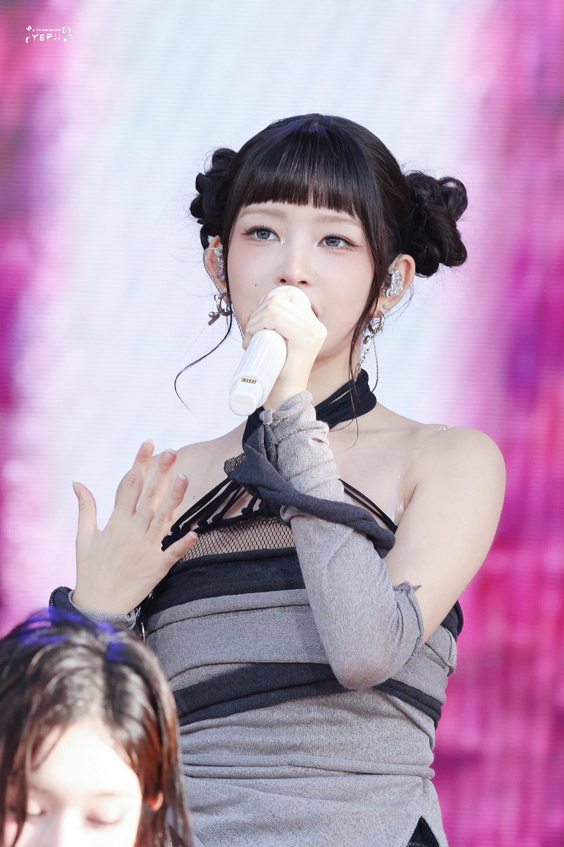 Babynaoi_reiTh's tweet photo. งาน Lollapalooza วันนี้ที่ประเทศฝรั่งเศส น้องเรย์แต่งตัวและทำผมคล้ายกับตัวละคร zoey ในเรื่อง kpop demon hunters เลยค่ะ ถอดแบบมาเป๊ะ😆❤️

#IVE #아이브 #REI #레이 #レイ https://t.co/70UCzedDvQ