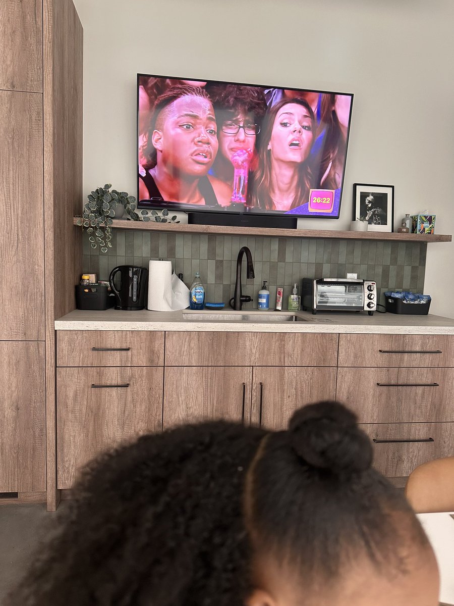 kennygotsoul's tweet image. Isley don’t play about her boy Andre lol Told her I was taking her to see him tonight after we leave the studio. I came outta the room and she had “Victorious” on and said she was making a sign for the concert 😂😂
@leonthomas she’s ready bro! Lol 🤝🏽
