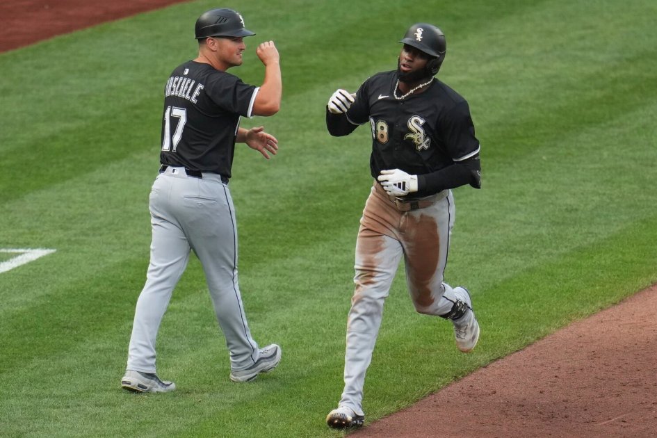 kben_retrox's tweet image. Luis Robert Jr. and the White Sox dominate in a 10-1 win over the Pirates with big nights from both offense and defense!   apnews.com/article/white-…