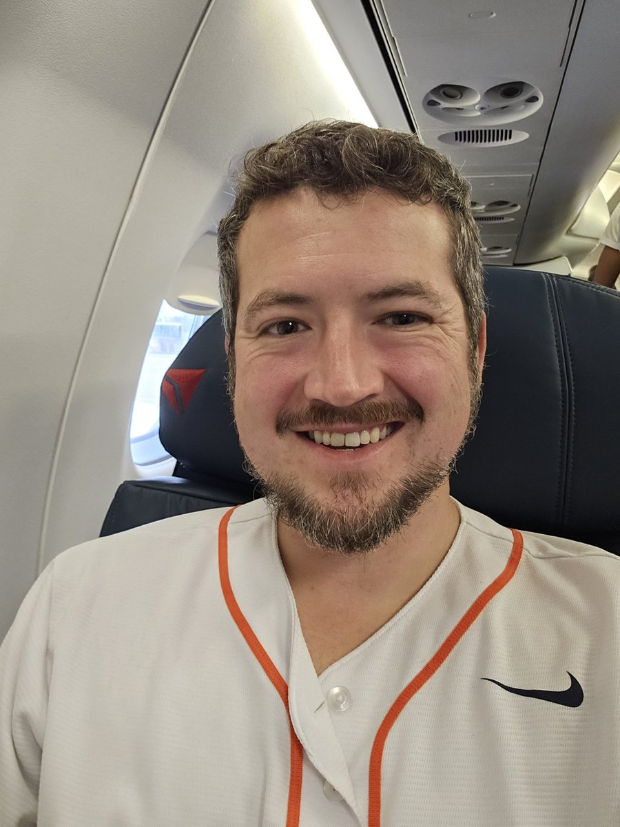 MikEffect's tweet photo. Got upgraded to first class today, we used to pray for days like this https://t.co/vC0sF4oT28