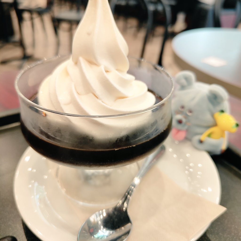 うしろからジッ…