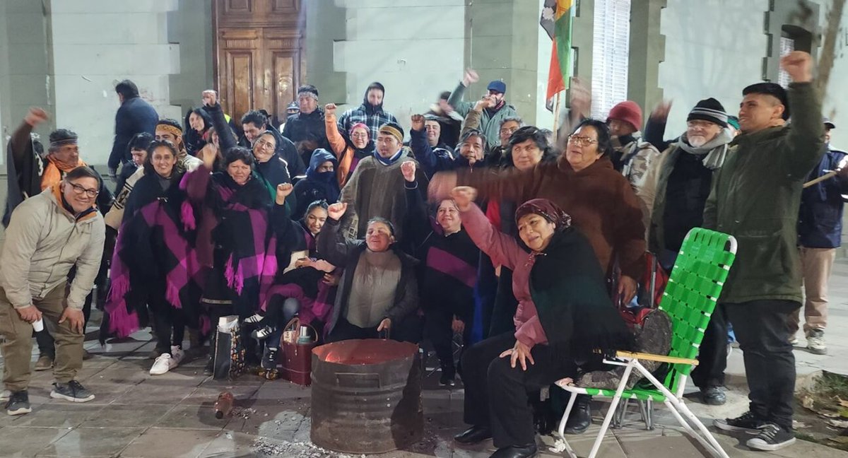 fmlatribu's tweet image. #LaTribuNoticias 🔴4 comunidades Mapuche se encadenaron en la gobernación de Neuquén. Denuncian que la demora para otorgar la personería jurídica es la excusa para negarles sus derechos territoriales e impedir la regularización de las tierras.
👉Nota: fmlatribu.com/noticias/cuatr…