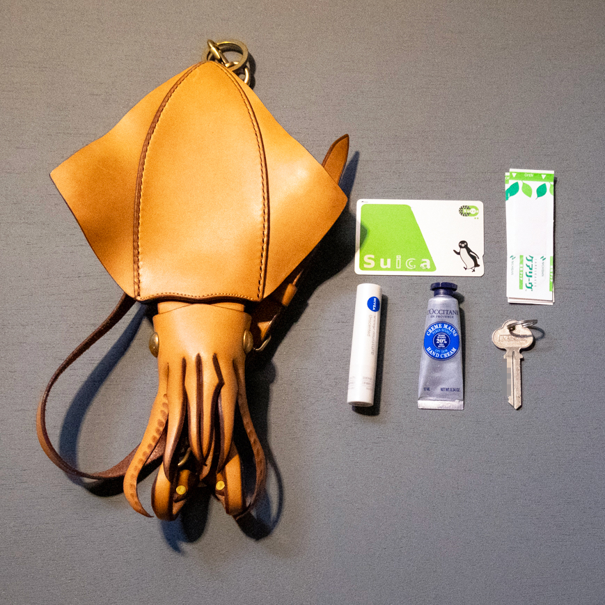 cokecoleather's tweet image. 店頭展示品のソデイカポーチを博物ふぇすでお値引き販売しています。黒・赤のみ。アクセサリー感覚で持って欲しい、中身があまり入らないポーチです。カードケース、リールキーホルダー内蔵で意外と機能性高い一面もあります。駅の改札でイカをピッとしてみたい方いませんか~?#博物ふぇす