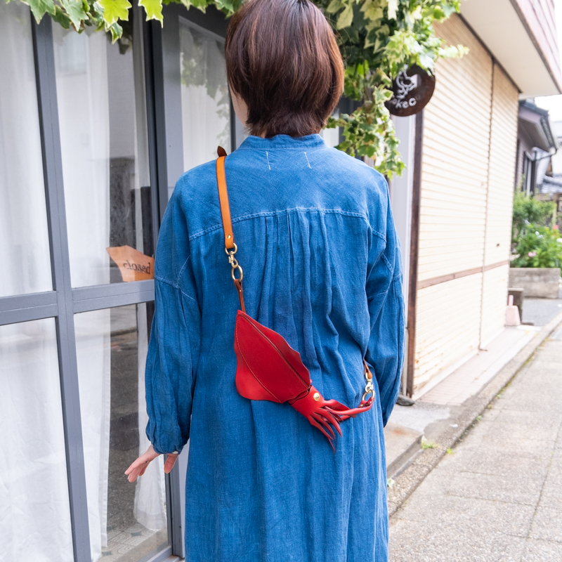 cokecoleather's tweet image. 店頭展示品のソデイカポーチを博物ふぇすでお値引き販売しています。黒・赤のみ。アクセサリー感覚で持って欲しい、中身があまり入らないポーチです。カードケース、リールキーホルダー内蔵で意外と機能性高い一面もあります。駅の改札でイカをピッとしてみたい方いませんか~?#博物ふぇす