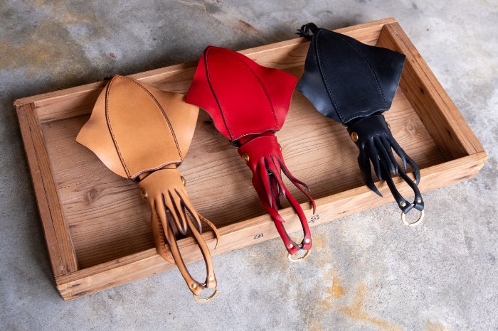 cokecoleather's tweet image. 店頭展示品のソデイカポーチを博物ふぇすでお値引き販売しています。黒・赤のみ。アクセサリー感覚で持って欲しい、中身があまり入らないポーチです。カードケース、リールキーホルダー内蔵で意外と機能性高い一面もあります。駅の改札でイカをピッとしてみたい方いませんか~?#博物ふぇす