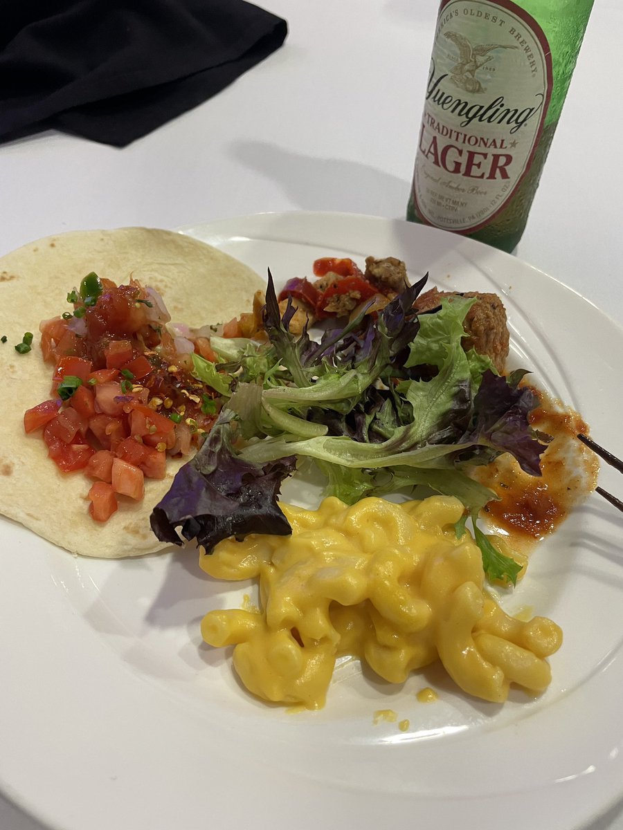 choroyama's tweet image. なんか終わりどころ分からず90分DJやって疲れたので関係者ブッフェ食う