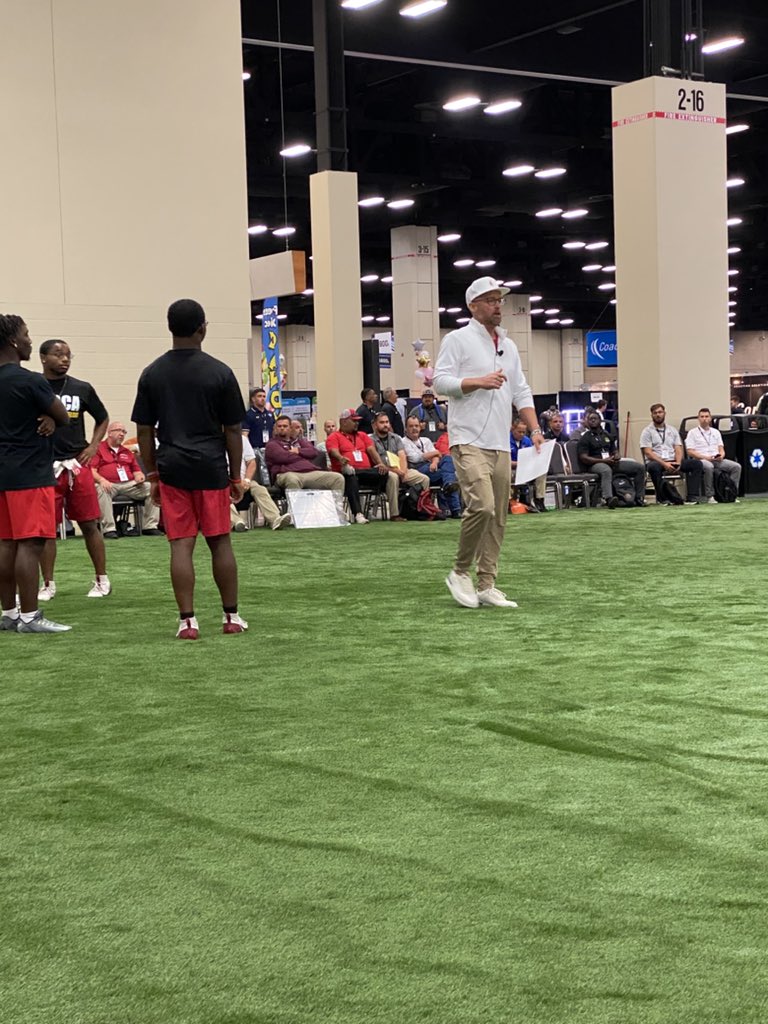 Shout out to <a href="/CochCRuthers/">Chris Carruthers</a> killing it in his talk at <a href="/THSCAcoaches/">THSCA</a> coaching school. Just an old school ball coach talking some ball. #thscaconvention #THSCA2025