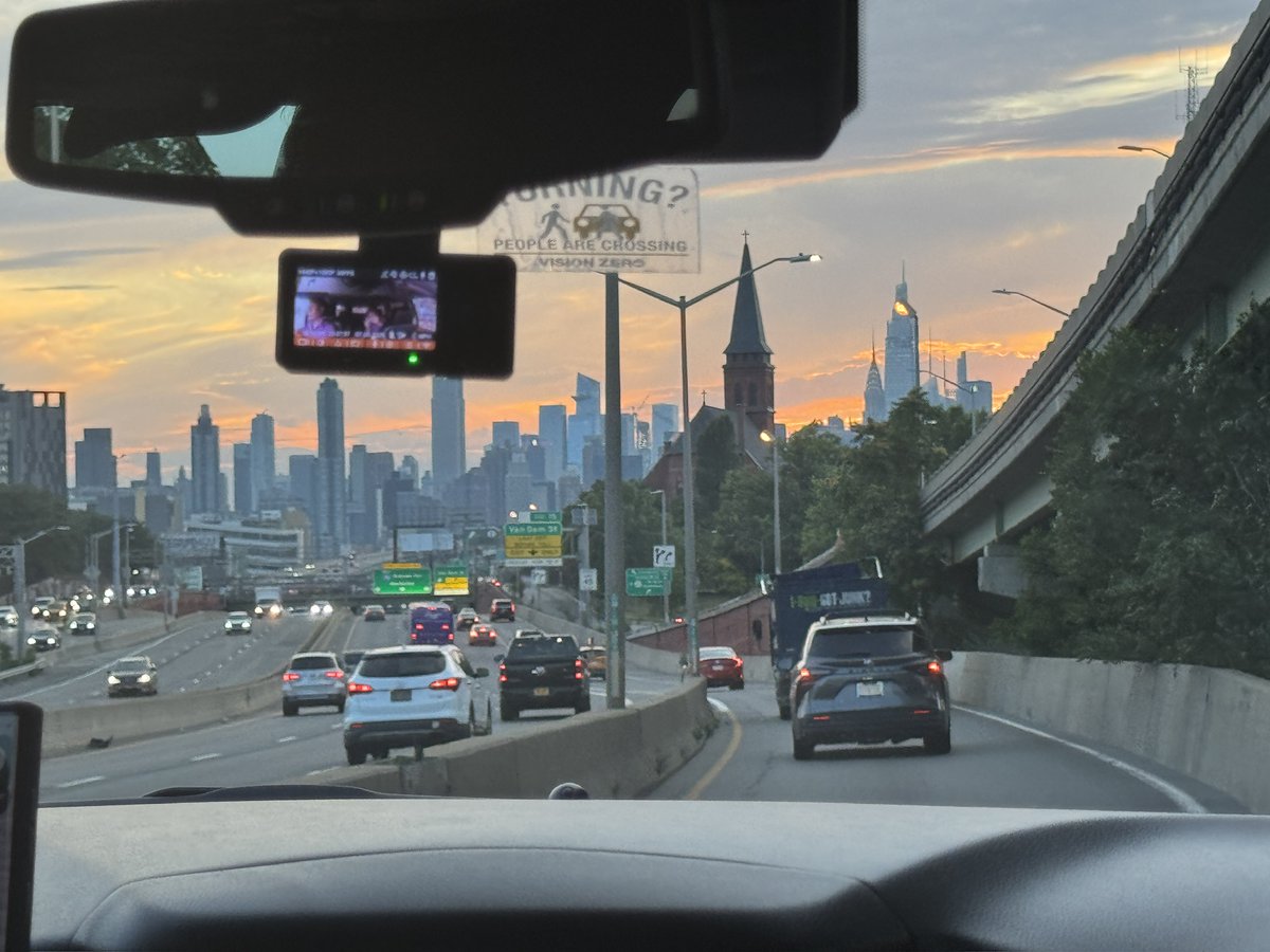 SeireinoSensh's tweet image. In New York,
Concrete jungle where dreams are made of
There's nothin' you can't do.
In NYC for the week for work, if anyone wants to meet for dinner or the such hit me up anytime.
#furries #furry