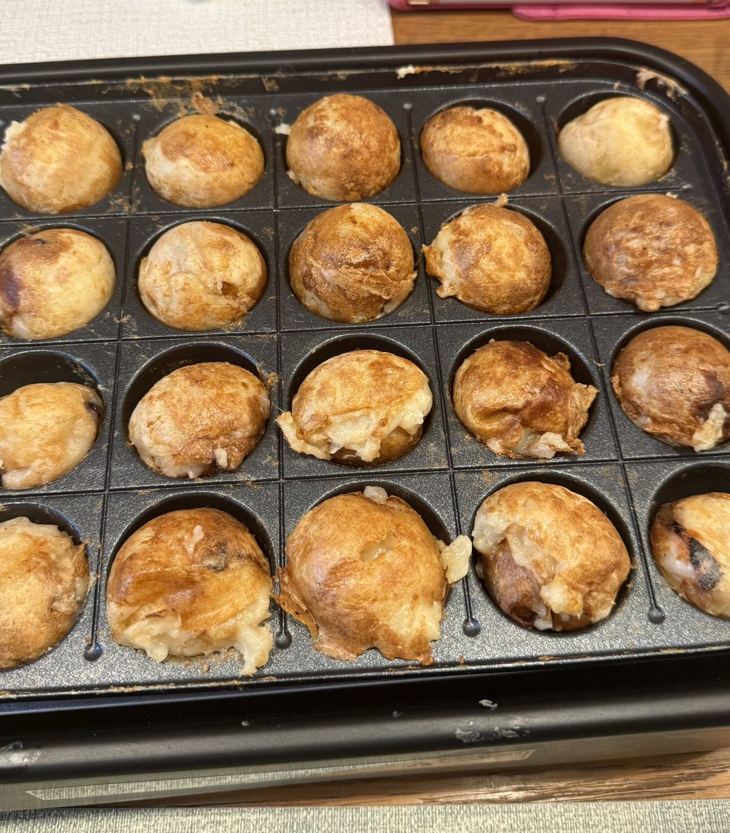 DAKA1975's tweet image. 通販の虎で購入した元祖どないや『たこ焼きミックス粉』を使ってたこ焼きを焼きました🐙
たこ焼きを焼くのは初めてですが、外はカリッと中はふわっとした美味しいたこ焼きが出来ました👍
この粉なら誰でも美味しいたこ焼きが食べられます! #通販の虎
