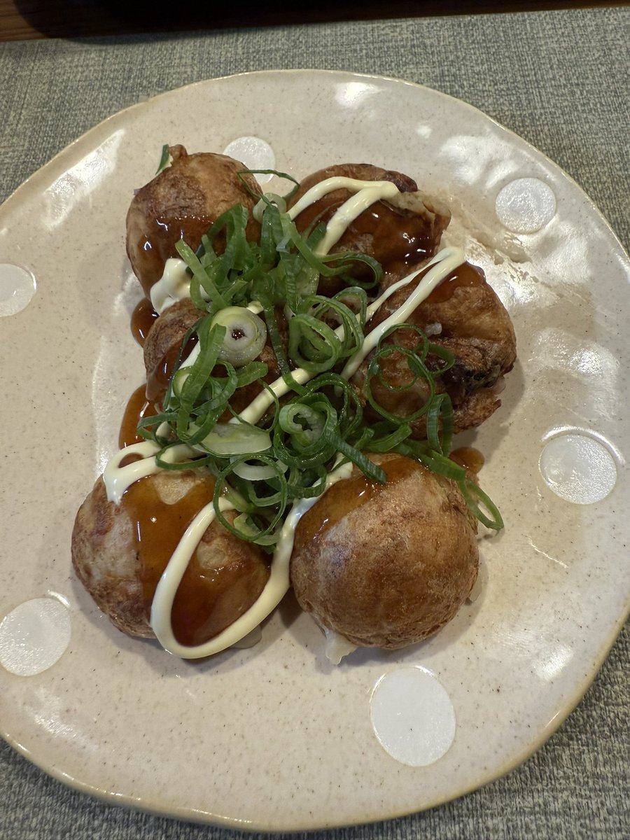 DAKA1975's tweet image. 通販の虎で購入した元祖どないや『たこ焼きミックス粉』を使ってたこ焼きを焼きました🐙
たこ焼きを焼くのは初めてですが、外はカリッと中はふわっとした美味しいたこ焼きが出来ました👍
この粉なら誰でも美味しいたこ焼きが食べられます! #通販の虎