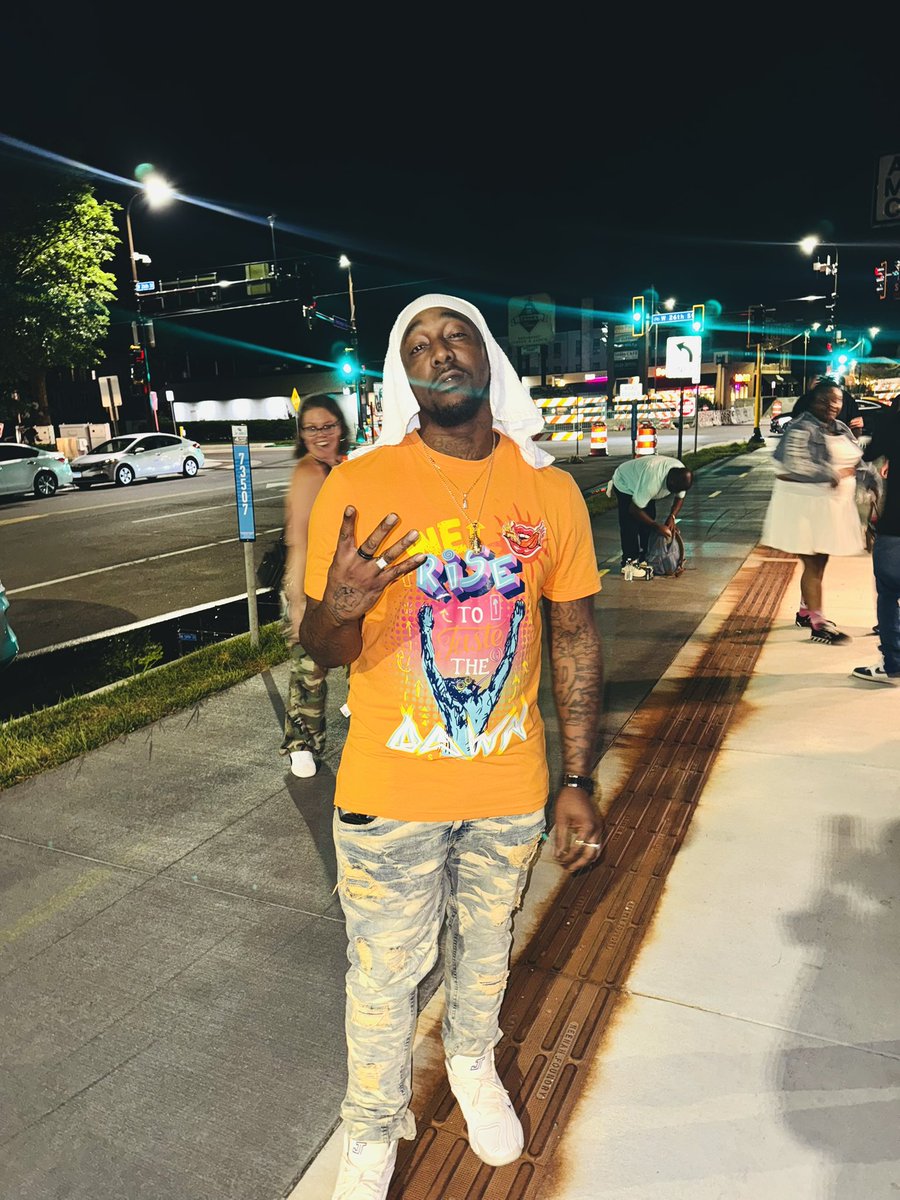 Clone478's tweet image. 30 Ball last night in Minneapolis,Minnesota
Salute to #NoCoast & the snow bunny that stalked me for the rest of that night😂✊🏾
#donttalkmetodeath
