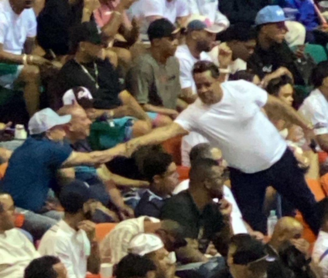 Un saludo para Chiky la sal Lora y <a href="/JCEstevezE/">Juan Carlos Estévez E.</a>  como va el juego en la arena?