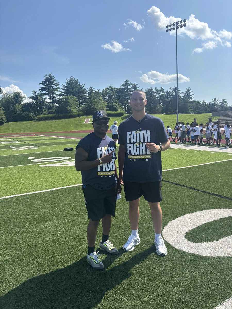 Dbuck06's tweet image. Long weekend of coaching and impacting the community from Scott Air Base football camp to my guy @_.franchise8 Chris Gray’s youth camp!!! #ServantMentality