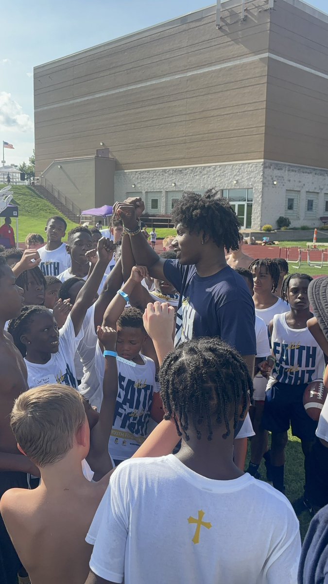 Dbuck06's tweet image. Long weekend of coaching and impacting the community from Scott Air Base football camp to my guy @_.franchise8 Chris Gray’s youth camp!!! #ServantMentality