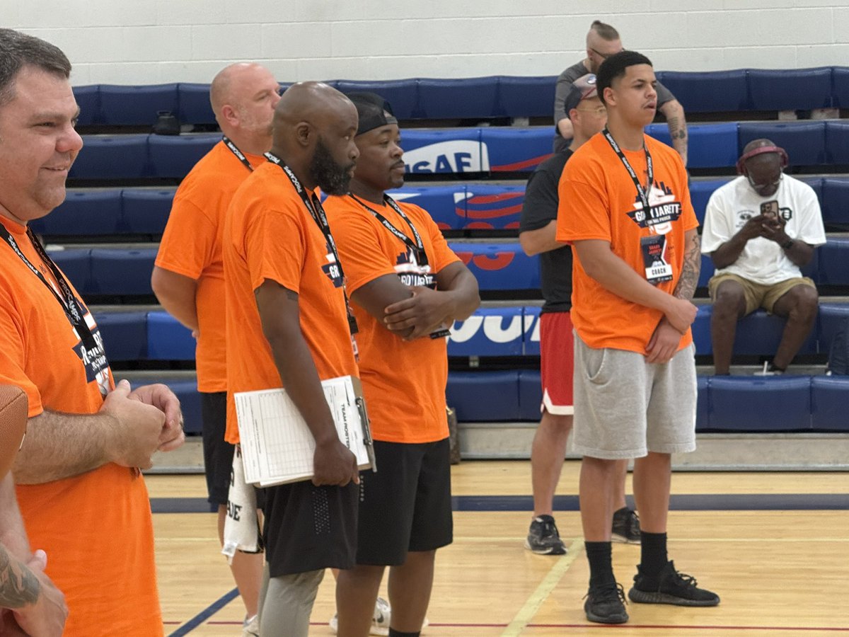 Dbuck06's tweet image. Long weekend of coaching and impacting the community from Scott Air Base football camp to my guy @_.franchise8 Chris Gray’s youth camp!!! #ServantMentality