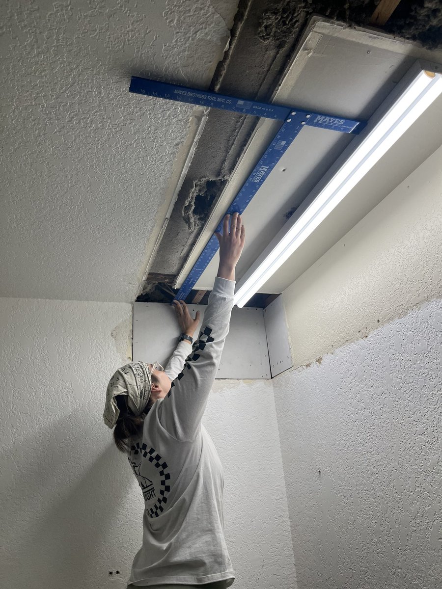 FakeUncleNemo's tweet image. Get a wife that can do drywall. Keep your programmer hands soft and moisturized. 💅