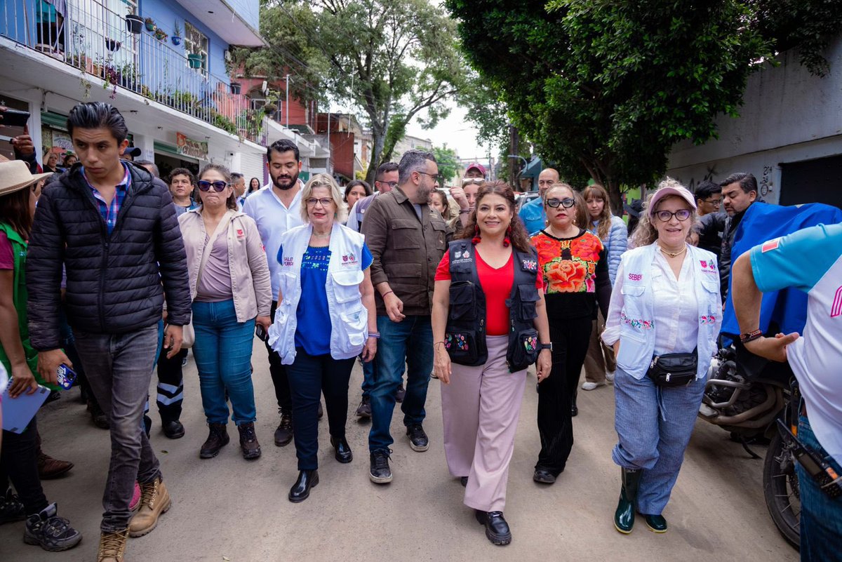 AnitaLomeli's tweet image. 💧Tras las fuertes lluvias de ayer en Magdalena Contreras (60.7 mm en 1 hora), la Jefa de Gobierno, @ClaraBrugadaM, informó en conferencia de prensa que más de 400 personas participan en el #OperativoTlaloque:
🏠 17 viviendas y 4 comercios afectados
💊 196 atenciones médicas
♻…