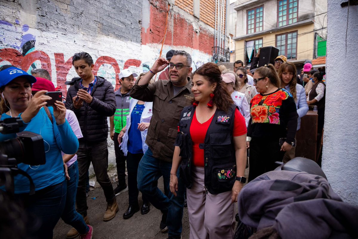 AnitaLomeli's tweet image. 💧Tras las fuertes lluvias de ayer en Magdalena Contreras (60.7 mm en 1 hora), la Jefa de Gobierno, @ClaraBrugadaM, informó en conferencia de prensa que más de 400 personas participan en el #OperativoTlaloque:
🏠 17 viviendas y 4 comercios afectados
💊 196 atenciones médicas
♻…