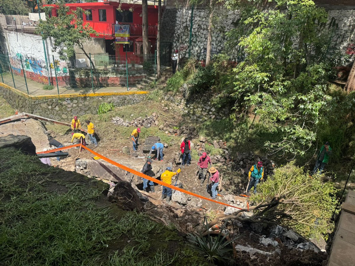 AnitaLomeli's tweet image. 💧Tras las fuertes lluvias de ayer en Magdalena Contreras (60.7 mm en 1 hora), la Jefa de Gobierno, @ClaraBrugadaM, informó en conferencia de prensa que más de 400 personas participan en el #OperativoTlaloque:
🏠 17 viviendas y 4 comercios afectados
💊 196 atenciones médicas
♻…