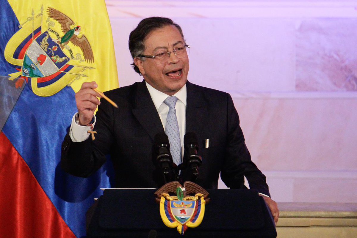 EXECRABLE LO DE GUSTAVO PETRO

Petro acudió al Congreso a urdir falacias, a desafiar la esencia de la democracia y a esparcir el veneno del odio.

Ese discurso fue un ataque a la verdad, a la realidad y a la vida republicana de Colombia.

¡PICHÓN DE DICTADOR!