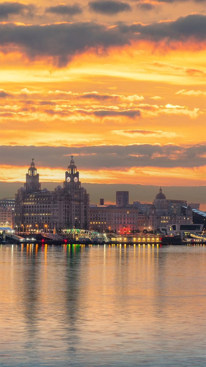 LiverpoolVista's tweet image. Good morning. Lovely sky over the iconic #Liverpool Waterfront.