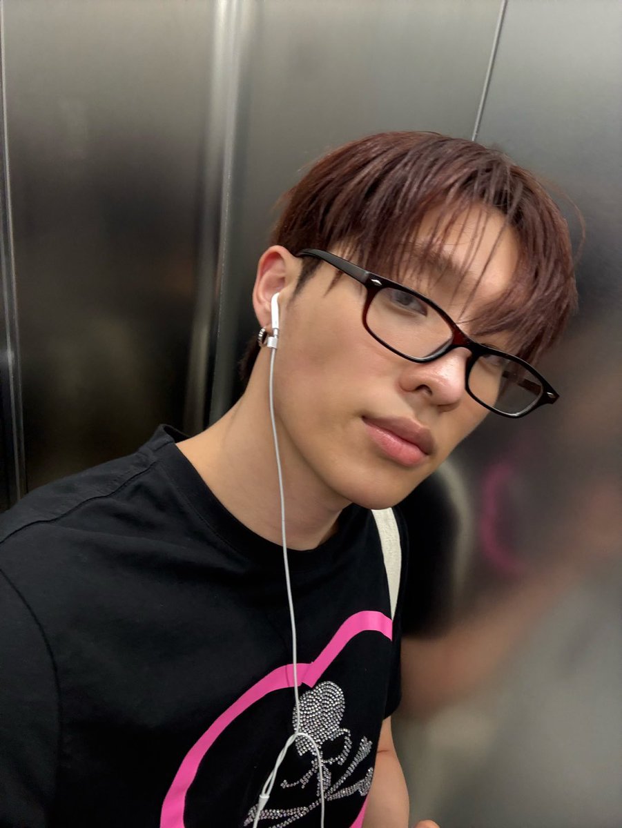 dauwdruppel's tweet photo. ㅤㅤ
How do you expect me to be sane when my boyfriend looks like this? 
ㅤㅤ https://t.co/LEnSnZ1oN8