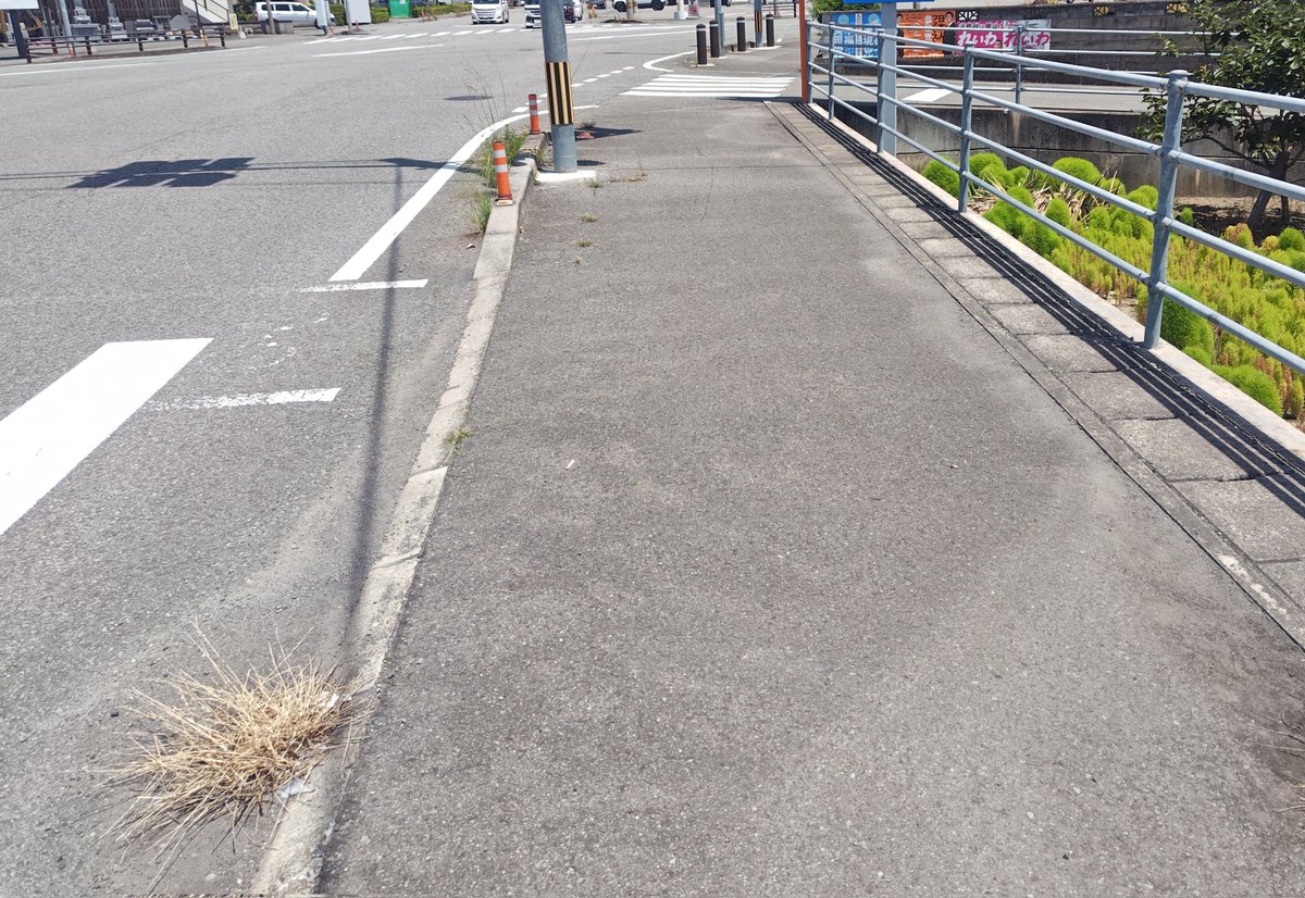 NWt01NX2bcLWmhh's tweet image. やって来ました徳島県。実は2年くらい前から貼りたかった交差点ですが勝手に諦めてました。突然オレンジが貼られ慌てて訪問了承頂いてました。信号長めの変則交差点でスーパーの駐車場からめよく目立つ良ポイントです!比例ポスは間に合わずでしたが大満足です。昨日のロスト分挽回しました!