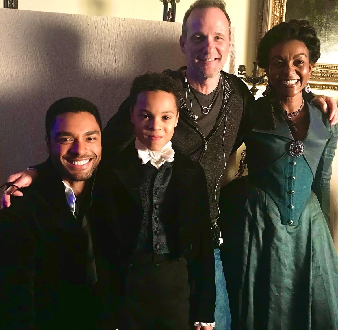 BtonArchives's tweet image. Regé-Jean Page, Young Simon’s actor, Tom Verica, and Adjoa Andoh behind the scenes of #Bridgerton Season 1