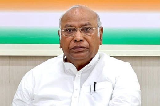 PawarSpeaks's tweet image. ‘भारतीय राष्ट्रीय काँग्रेस’चे अध्यक्ष श्री. मल्लिकार्जुन खर्गे जी आपला आज वाढदिवस. भारतीय विचारधारा संक्रमणाच्या अवस्थेतून जात असताना एखाद्या ज्येष्ठ राजकीय नेत्याने जी प्रगल्भता दाखवायला हवी, जो समन्वय साधायला हवा त्यात आपण आम्हा सर्वांसमवेत बजावत असलेली भूमिका अत्यंत मोलाची…