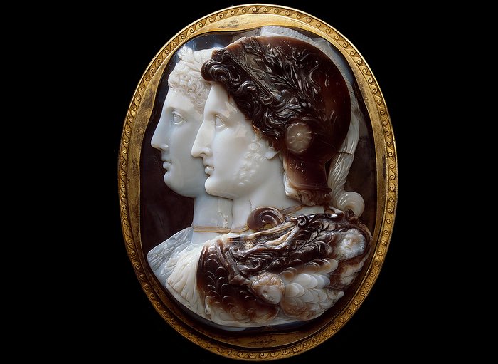 HeraklesCithare's tweet image. Merveille de l’art grec, le camée des Gonzague figure Ptolémée II et Arsinoé II, souverains d’une Égypte grecque alors à son apogée. Ciselés dans une pièce de sardoine, les époux divinisés portent des couronnes de laurier tandis que l’égide se reconnaît sur l’épaule du basileus.…