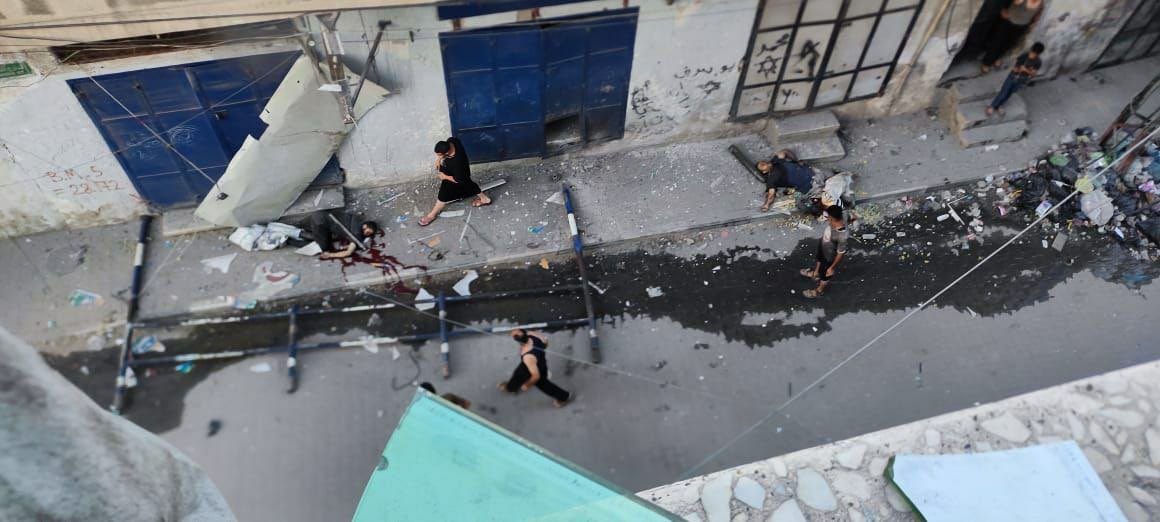 dn_osama_rabee's tweet image. Drone strike by the occupation targets Al-Nazla Roundabout in Jabalia, northern Gaza, resulting in martyrs and injuries.