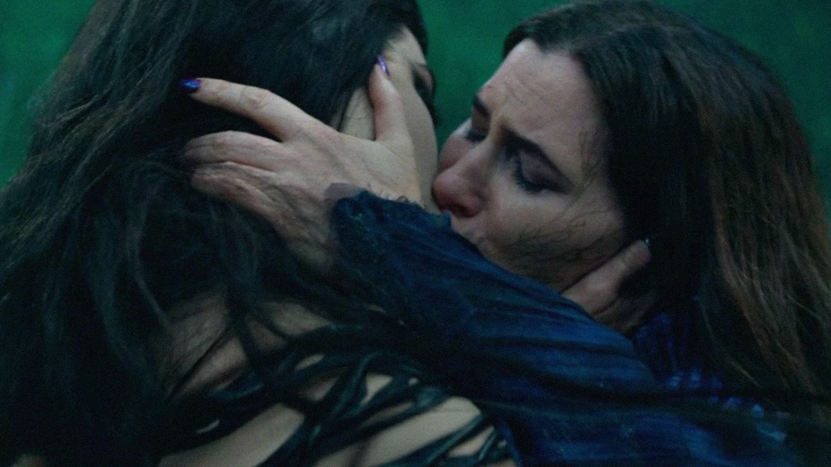 lisaxperry's tweet photo. she died 😭 kissing 😭 the love 😭 of her 😭 life 😭 after 😭 forgiving her 😭 for taking 😭 the love 😭 of THEIR 😭 life 😭 https://t.co/ohP4mYdgse