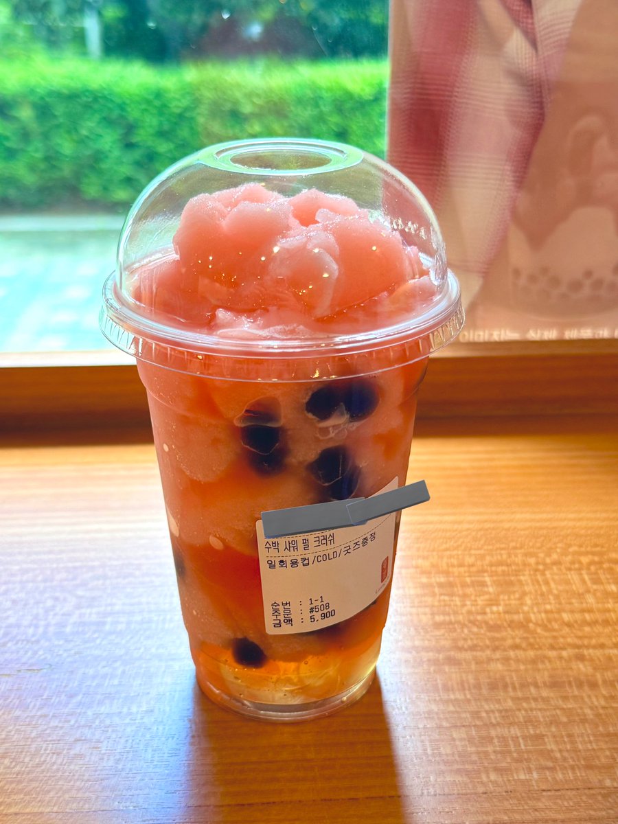 16kongkong21's tweet image. ゴンチャ新メニュー❣️

수박 샤워 펄 크러쉬 ₩5900
（すいかシャワーパールクラッシュ）

これはすいかバーの味😂🍉wwwwww
甘すぎる感じはなくてスッキリ飲めた🌟
タピオカにゼリーも入ってて食感もよい🙆‍♀️
またバッジもらった🤣