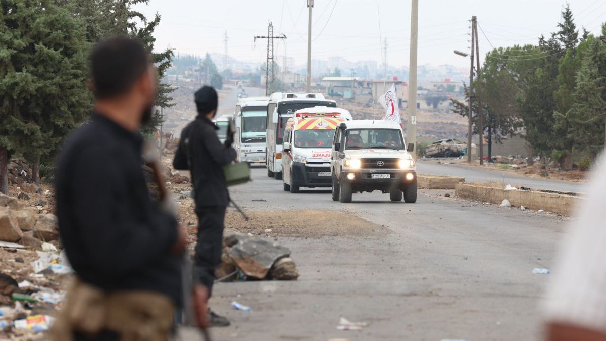 syrianmoi's tweet photo. اللحظات الأولى لخروج عوائل البدو المحتجزين في مدينة السويداء منذ عدة أيام، حيث استقبلهم العميد أحمد الدالاتي، قائد الأمن الداخلي في محافظة السويداء، والعميد شاهر عمران، قائد الأمن الداخلي في محافظة درعا، https://t.co/AcsEp66R1I