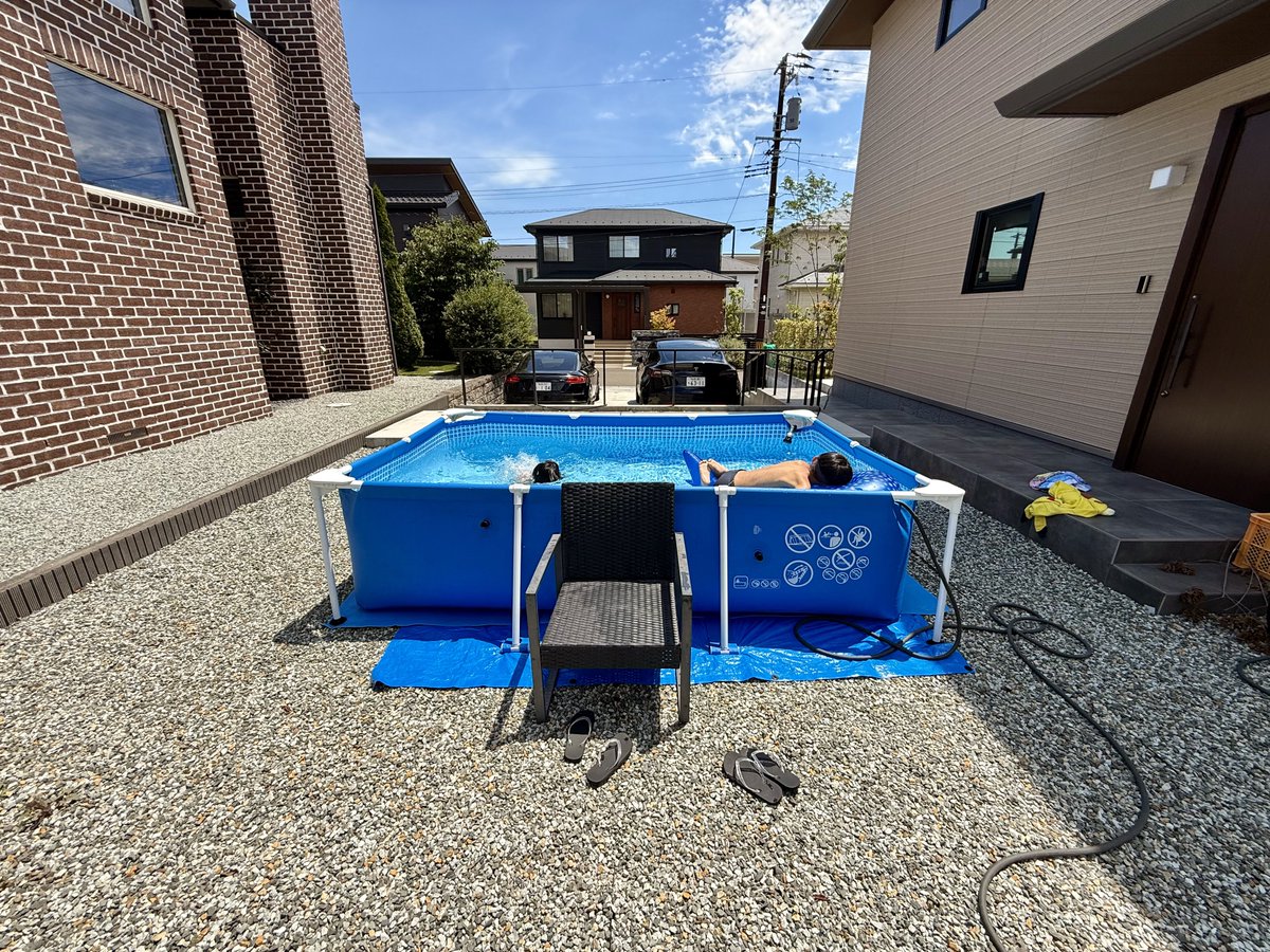 104kn's tweet image. 良い天気☀️夏休みに入ったのもあり今年もデカプールを出した🏊
暑すぎるので日が当たりにくい家のわきに設置したものの、既にまるこげです