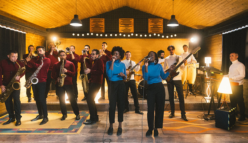 The @gramophoneallst Big Band recuperen una colla de singles i EPs emblemàtics dels seus 10 anys de trajectòria a "We'll Be Around", un disc que és la millor síntesi de la seva elegant fórmula ska-jazz. Aconsegueix-lo aquí: bankrobber.net/producto/well-…