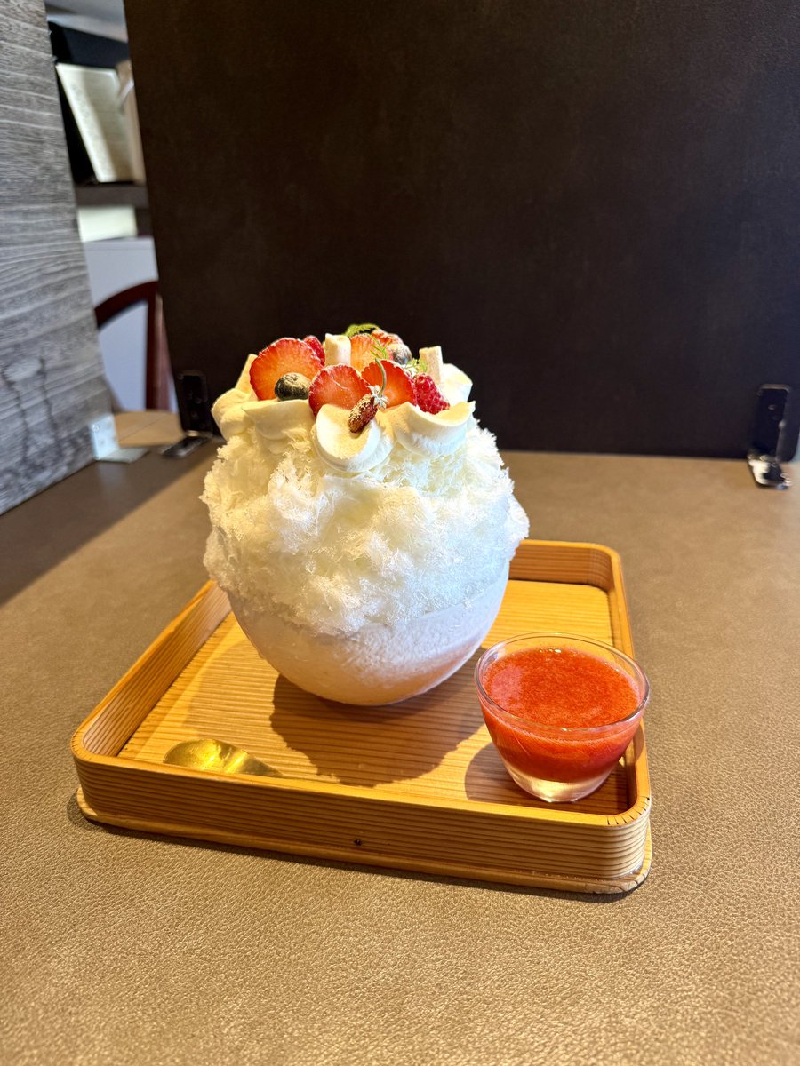 yuri_DitaWhite's tweet image. 🍧夏いちごケーキ
デギスタシオンさん2杯目🍧✨
ベースがゼラニウムミルク!これが香り高くあっさりしていて、重くなりがちな生クリームが軽くなる😋
中に昆布巻きが入ってるのかと思ってびっくりしたものは、濃厚お抹茶ゼリー😹
これも爽やかでおいしかった😋