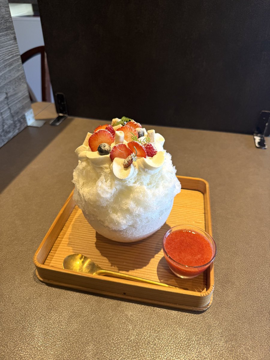 yuri_DitaWhite's tweet image. 🍧夏いちごケーキ
デギスタシオンさん2杯目🍧✨
ベースがゼラニウムミルク!これが香り高くあっさりしていて、重くなりがちな生クリームが軽くなる😋
中に昆布巻きが入ってるのかと思ってびっくりしたものは、濃厚お抹茶ゼリー😹
これも爽やかでおいしかった😋
