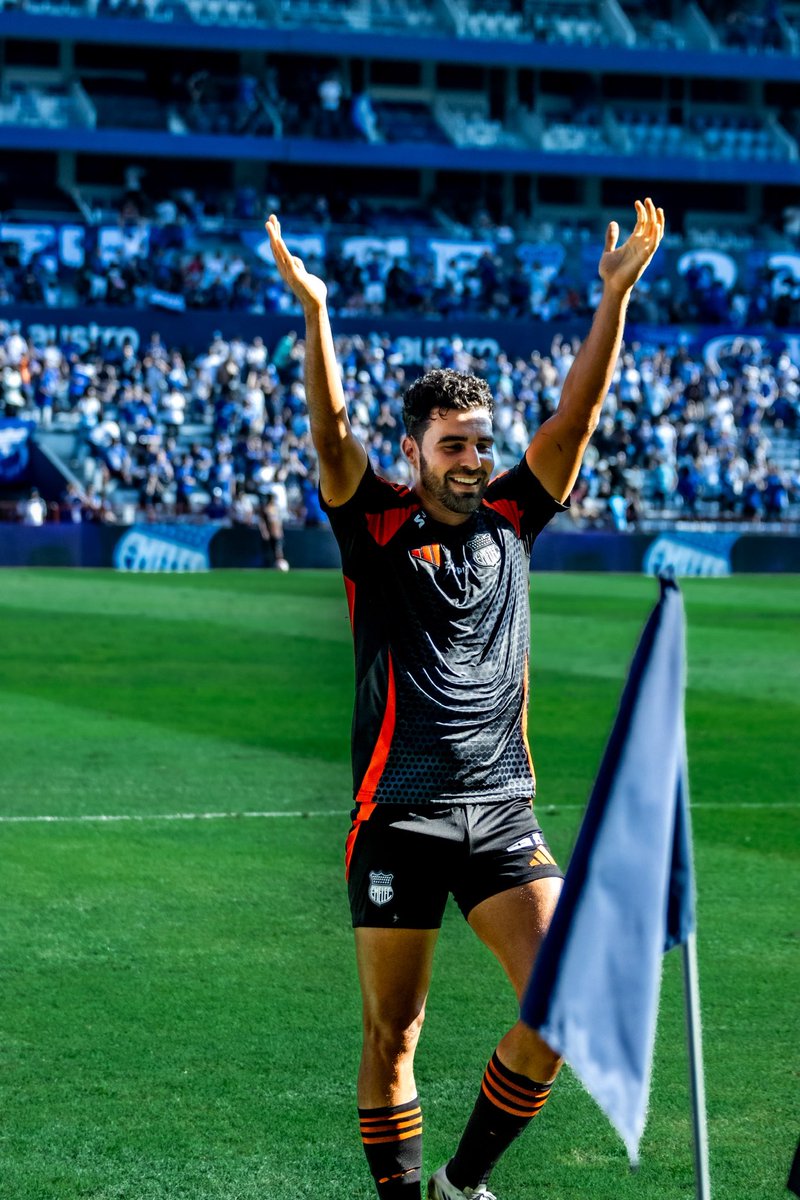 Que lunes más lindo porque GANÓ EL BOMBILLO HPTA!!!!! La felicidad del chamo  reflejada en una foto 💙🧡🖤‼️