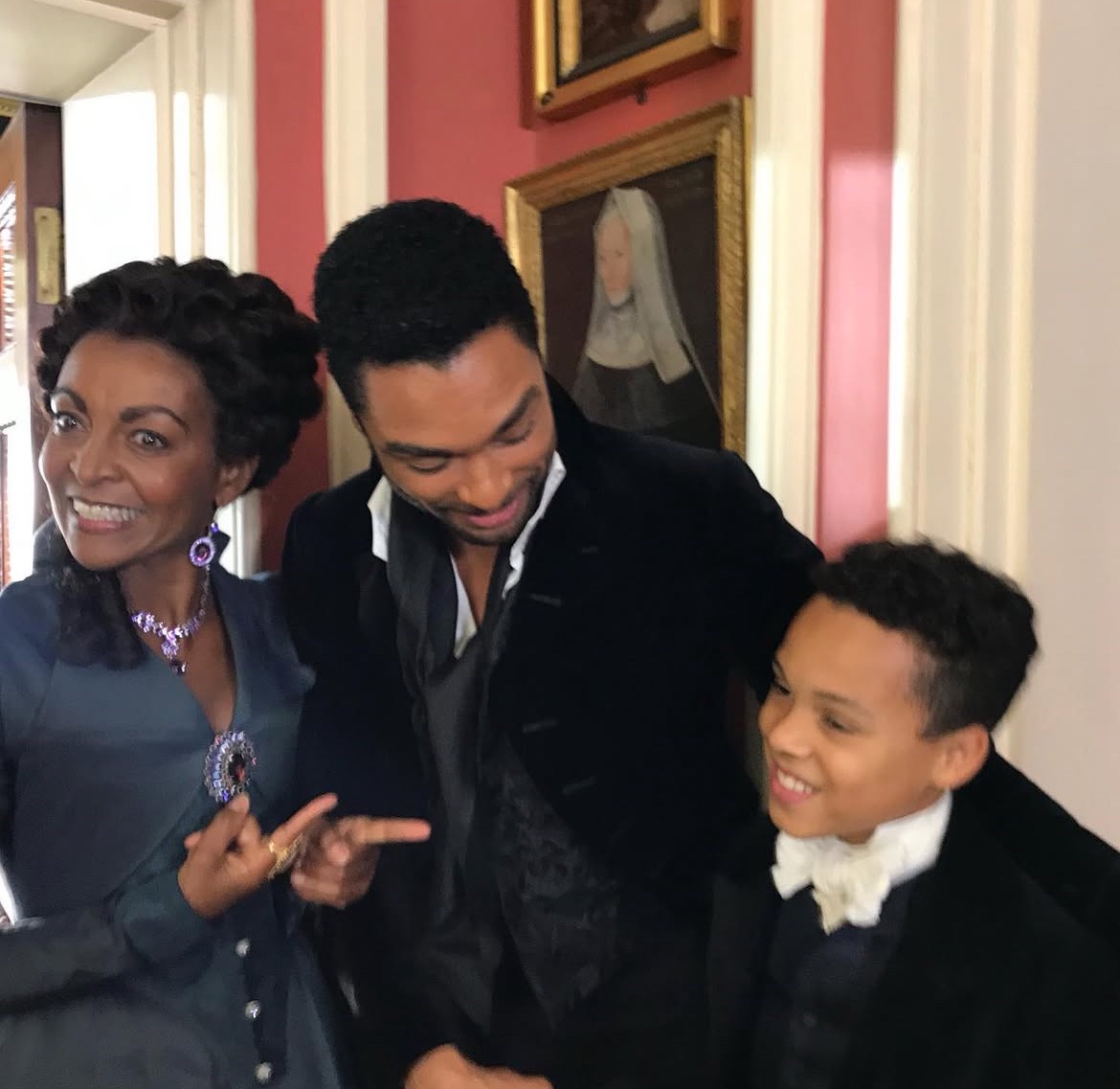 BtonArchives's tweet image. Adjoa Andoh, Regé-Jean Page, and Young Simon’s actor behind the scenes of #Bridgerton Season 1