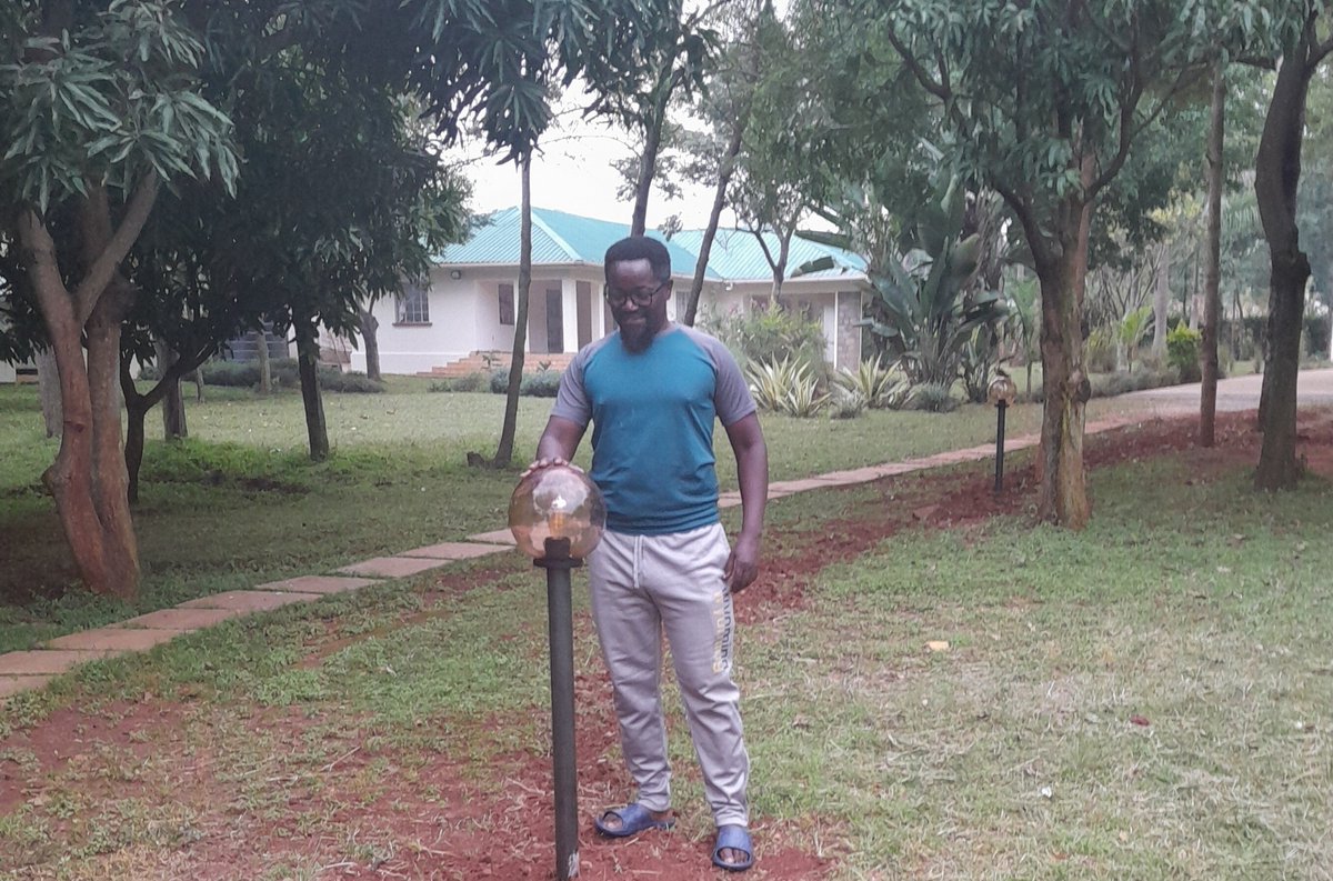 aomenya's tweet image. I am of the city, I am of the village too, with no contradictions whatsoever! 🤗 Watu wa dead capital mumesikia?😂😂😂