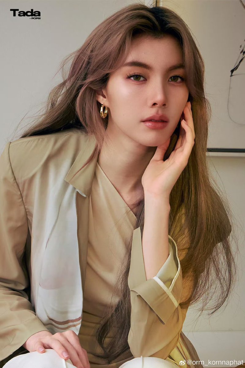 lo___luvr's tweet photo. SHE LOOKS SO GOOD 😭😭😭😭😭😭😭😭😭😭😭😭 https://t.co/RWBRrC6shx