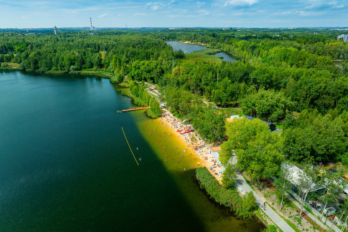 miasto_katowice's tweet image. Mówią, że tu tylko kominy. My mówimy: zapraszamy na plażę 😉 🌴.
PS. Gdzie dziś szukacie ochłody? My dziś grzecznie w pracy, ale będziemy kibicować tym, co na wakacjach 😉. Dobrego dnia, Katowice!
📷 R. Kaźmierczak