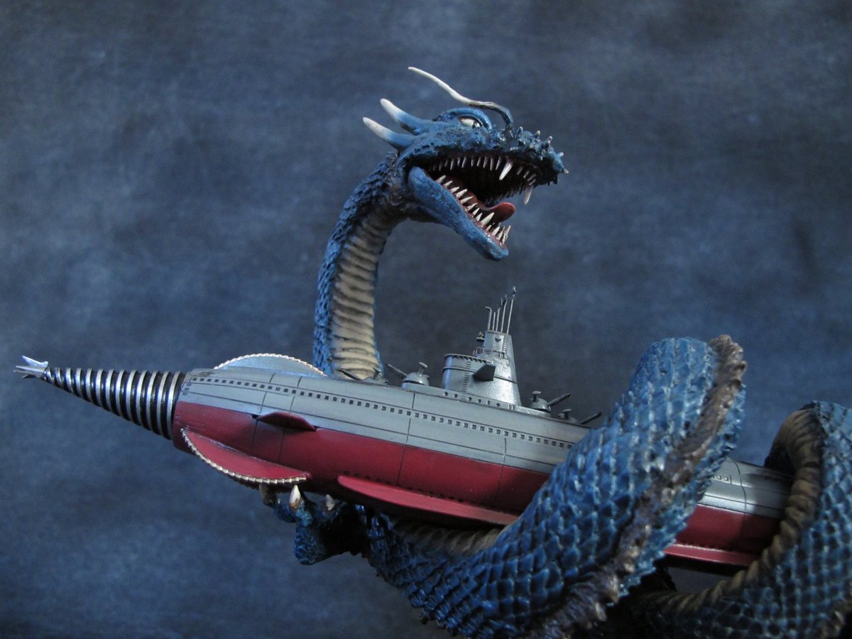 yossygodzilla's tweet image. 海と言えば海底軍艦ですね♪

フジミ模型　海底軍艦　豪天号 VS マンダ
(説明書通りに塗ったのに喫水線がプロップと違うことが先日判明😢)
#海の日
