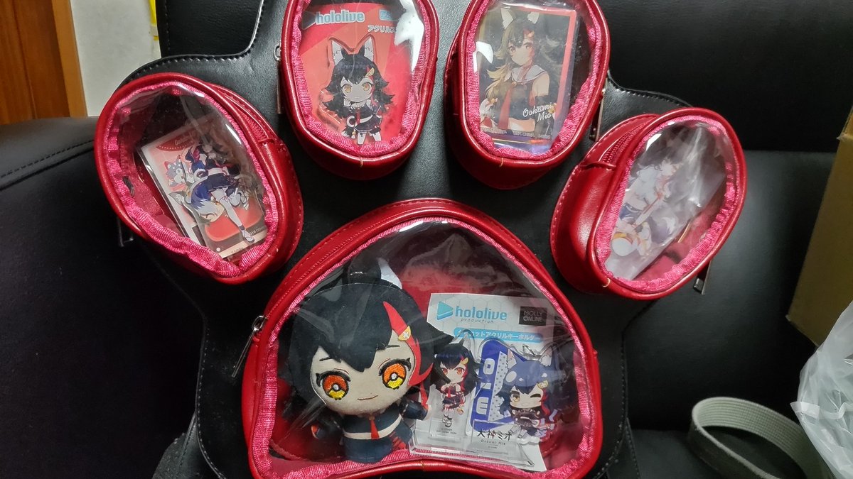 とりあえず完成かな
思ってたより肉球ポーチに入るちょうどいいグッズなくて困った